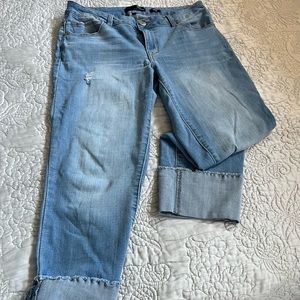 1822 Ladies cuffed distressed denim jeans. Ankle length. Size 12